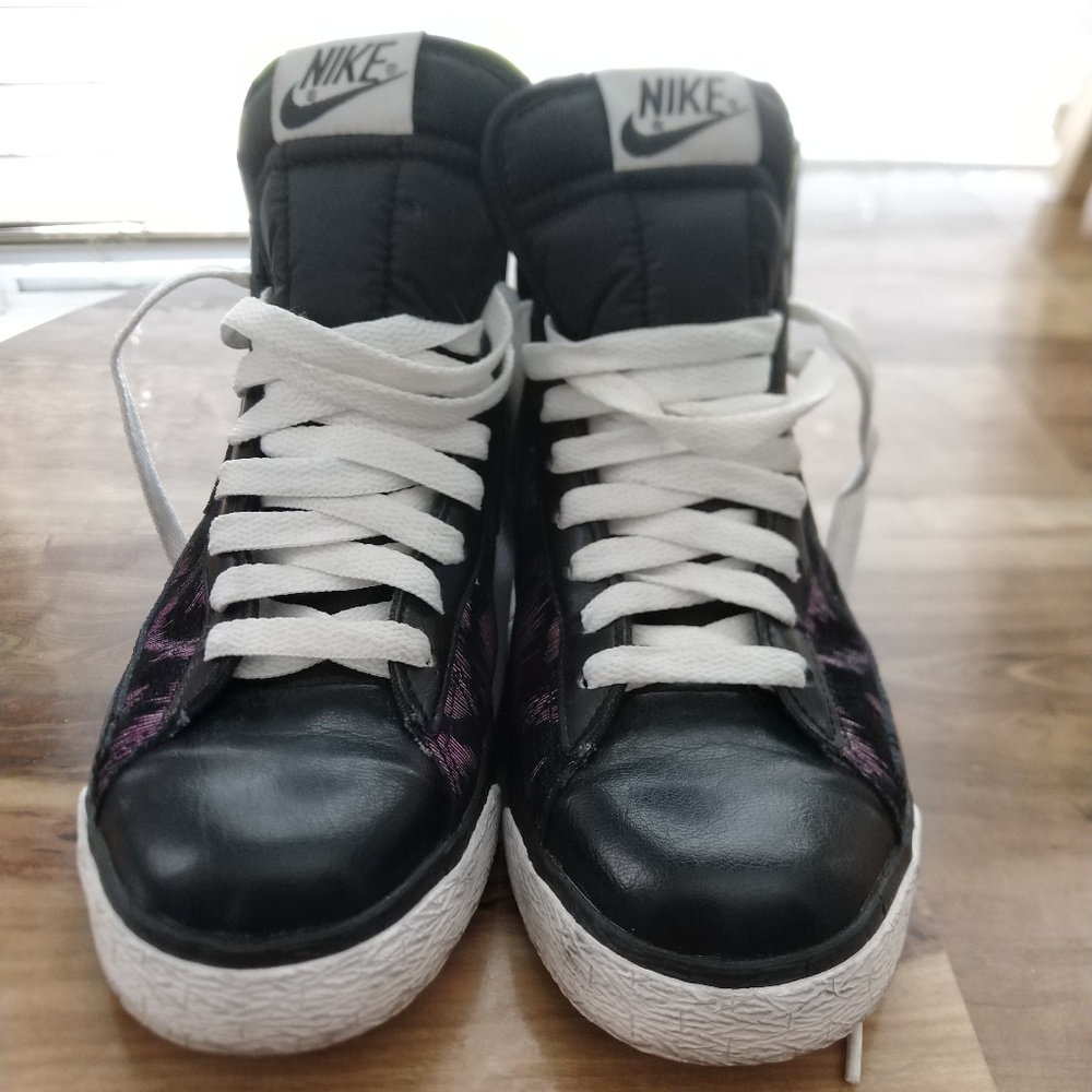 Nike's - Picture 2 of 4